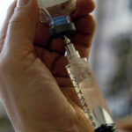 800px-Drawing-syringes-with-needle